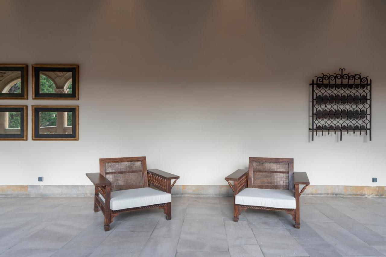 Parador De Turismo De León Zewnętrze zdjęcie Two of the 1930s Club chairs