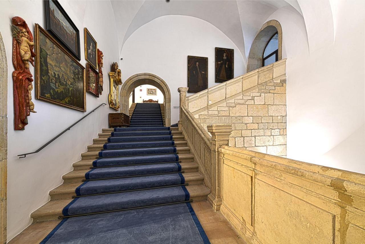 Parador De Turismo De León Zewnętrze zdjęcie The staircase