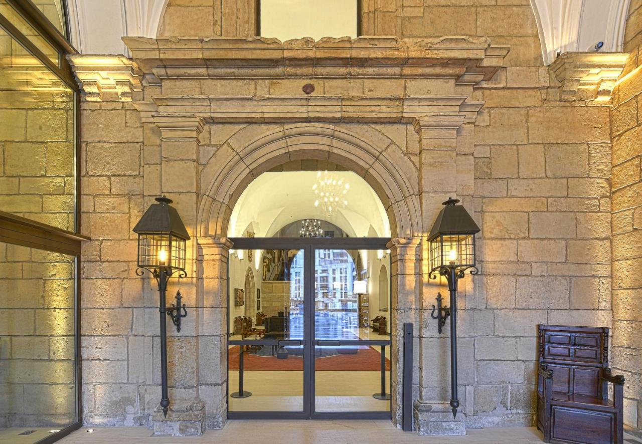 Parador De Turismo De León Zewnętrze zdjęcie Entrance to the hotel